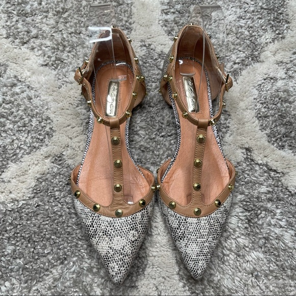 Halogen Olson pointy toe studded Leather T-strap flat Snake Print size 6.5